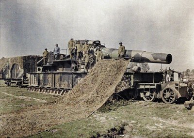 フランスの8人の兵士が碑文Keity、Noyon、オワーズ、フランス、1917年9月5日（autochrome）で370 mm鉄道銃を偽装しています 作： Paul Castelnau